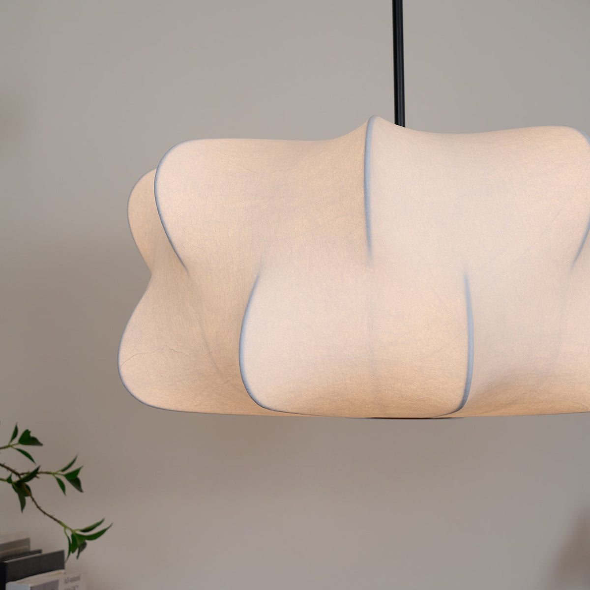 Suspension cocon en soie Pino – Luminaire organique en soie de mûrier et métal