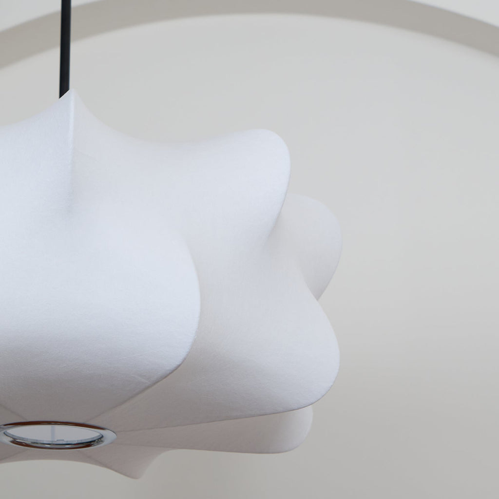 Suspension cocon en soie Pino – Luminaire organique en soie de mûrier et métal