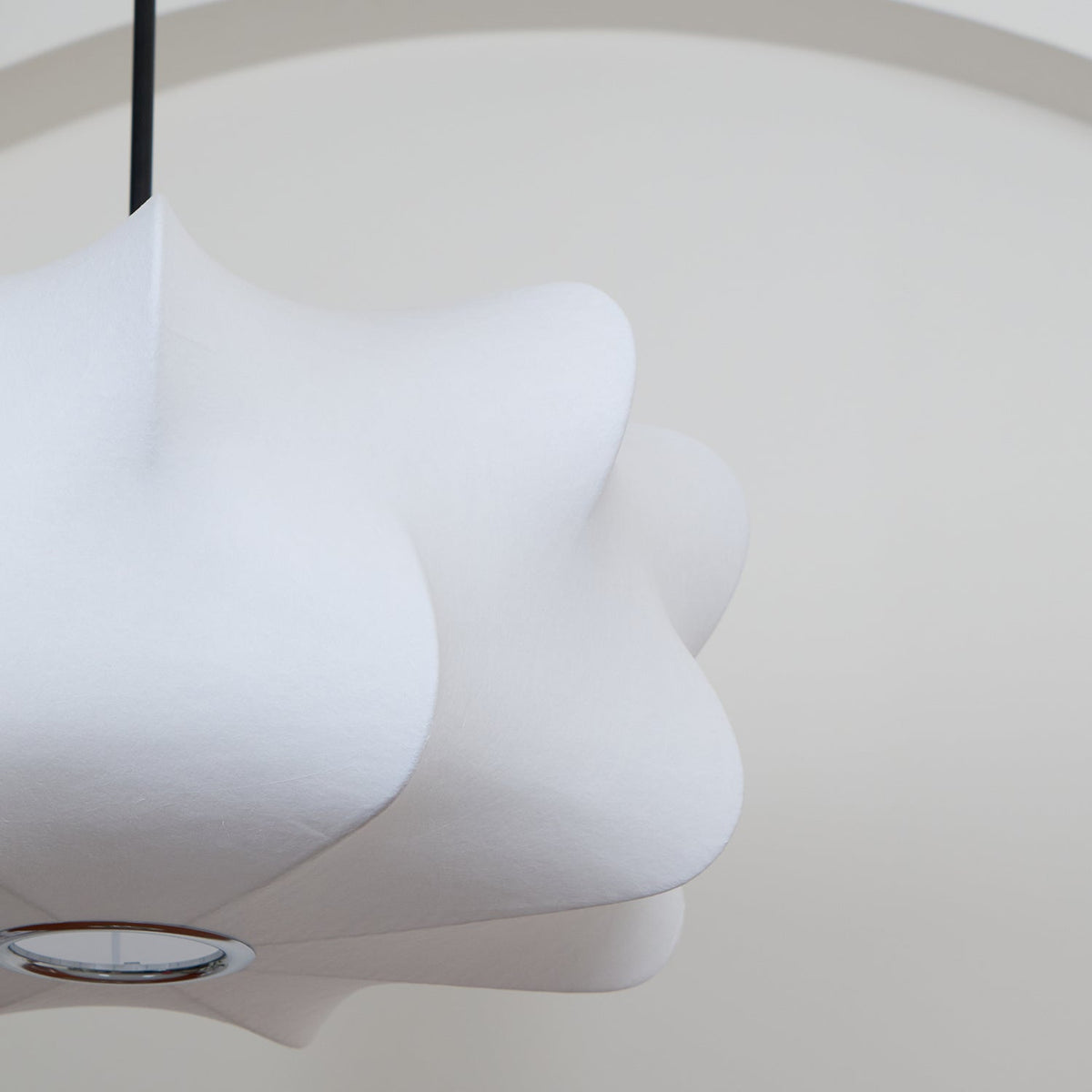 Suspension cocon en soie Pino – Luminaire organique en soie de mûrier et métal