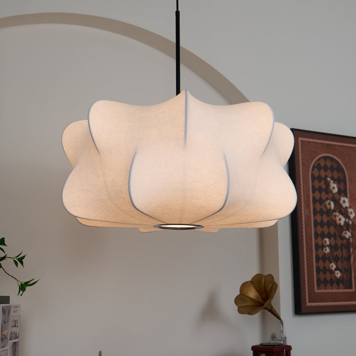 Suspension cocon en soie Pino – Luminaire organique en soie de mûrier et métal