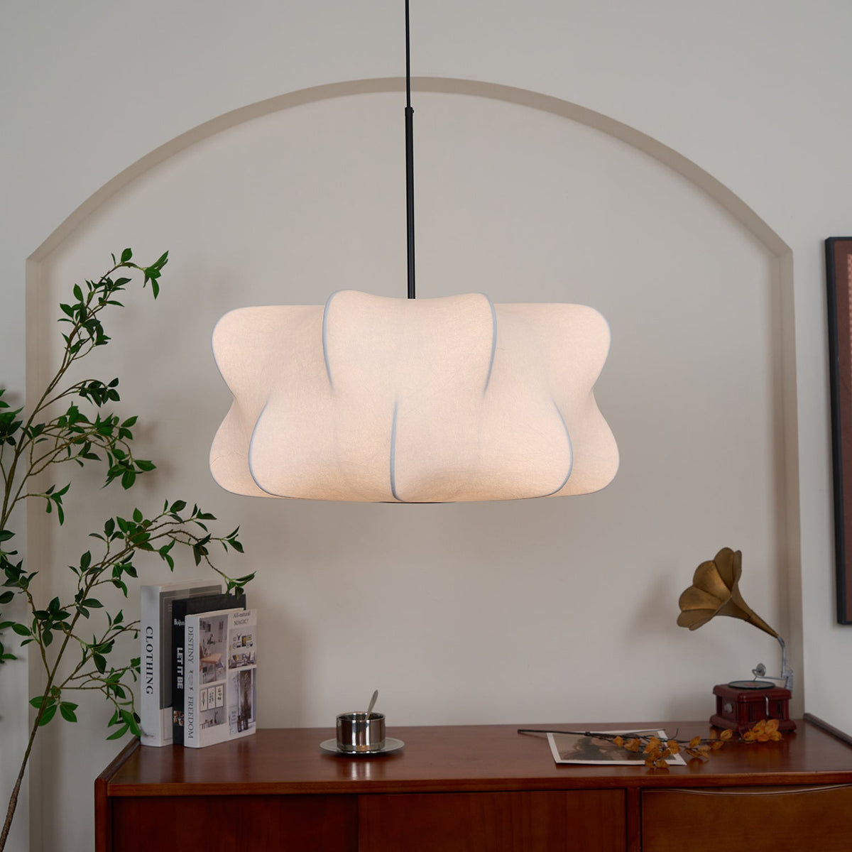 Suspension cocon en soie Pino – Luminaire organique en soie de mûrier et métal