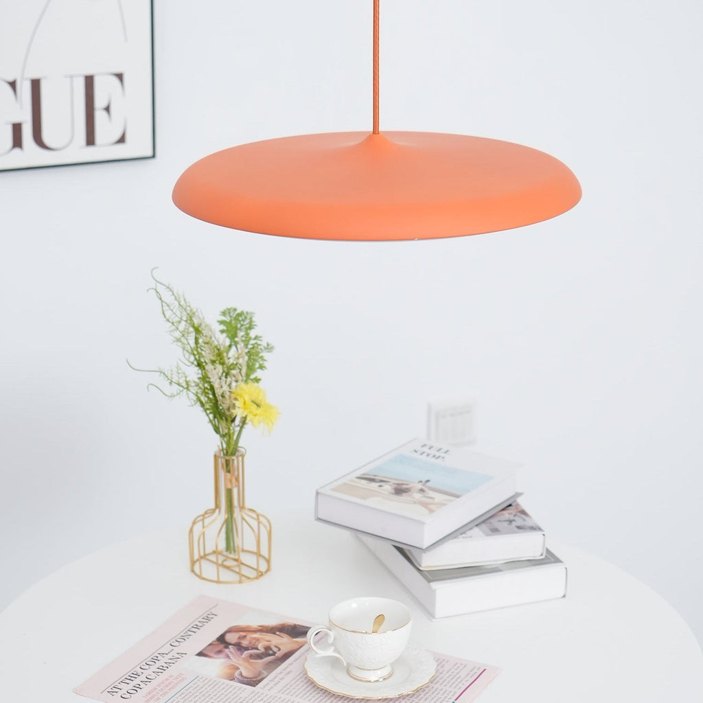 Suspension LED colorée Orik – Dôme macaron en acrylique et métal, 8 coloris
