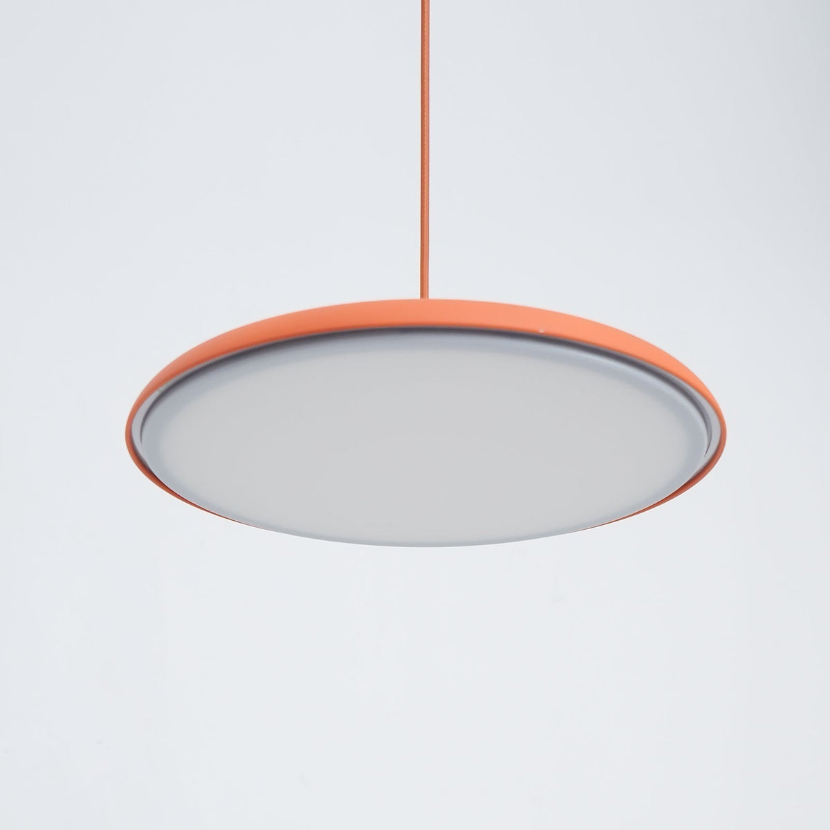 Suspension LED colorée Orik – Dôme macaron en acrylique et métal, 8 coloris