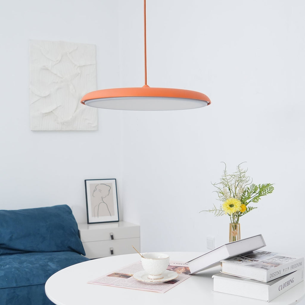 Suspension LED colorée Orik – Dôme macaron en acrylique et métal, 8 coloris