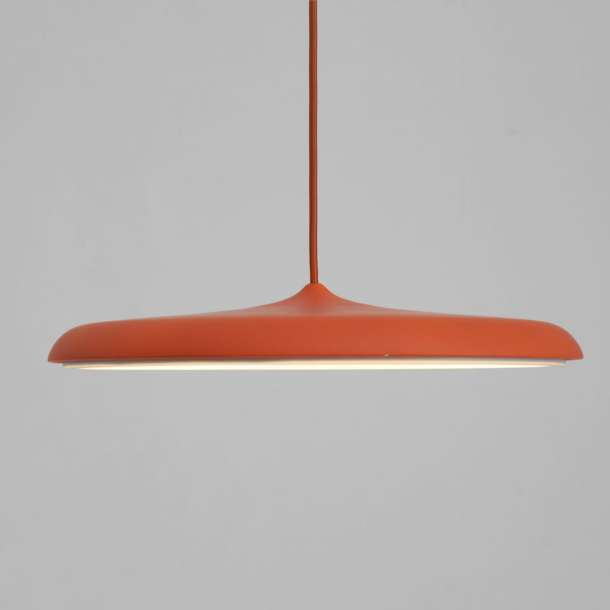 Suspension LED colorée Orik – Dôme macaron en acrylique et métal, 8 coloris