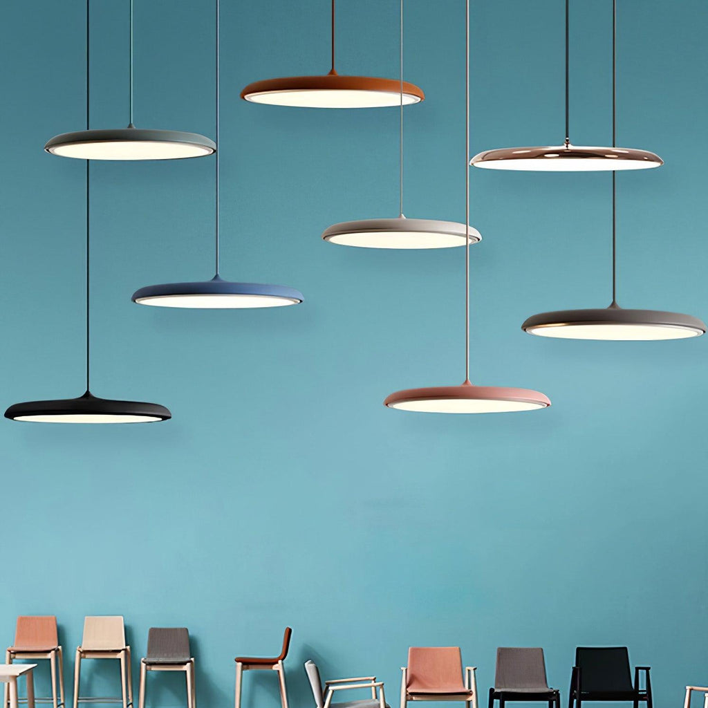Suspension LED colorée Orik – Dôme macaron en acrylique et métal, 8 coloris