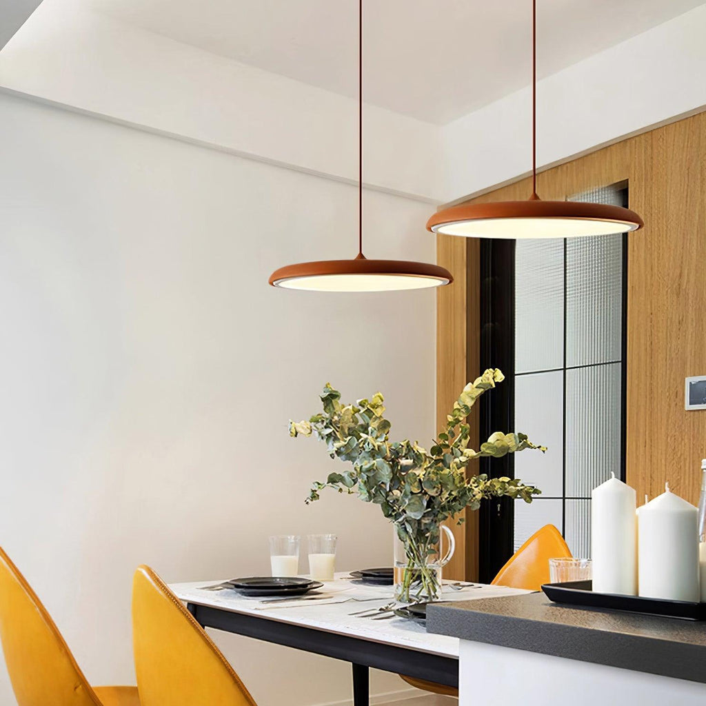 Suspension LED colorée Orik – Dôme macaron en acrylique et métal, 8 coloris