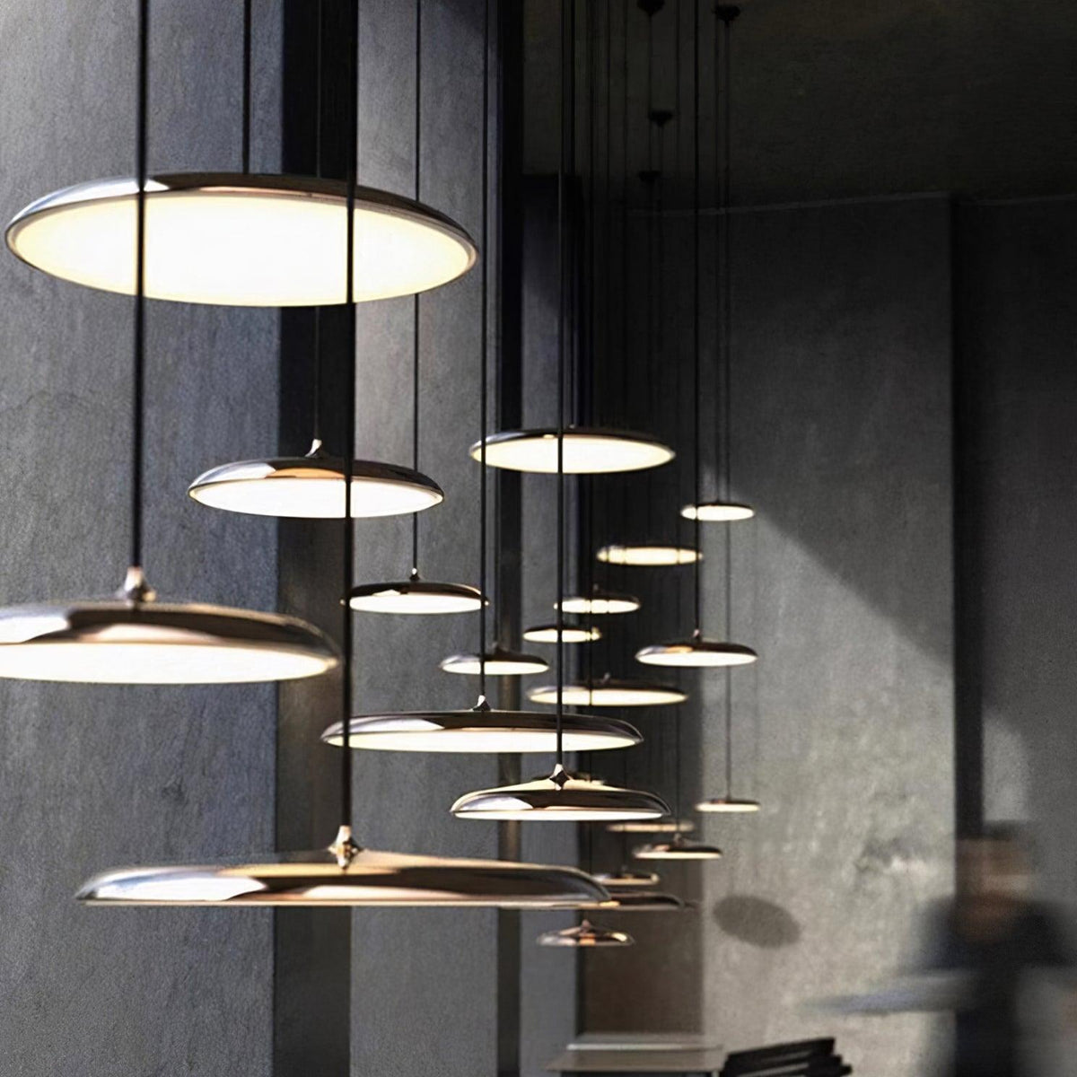 Suspension LED colorée Orik – Dôme macaron en acrylique et métal, 8 coloris