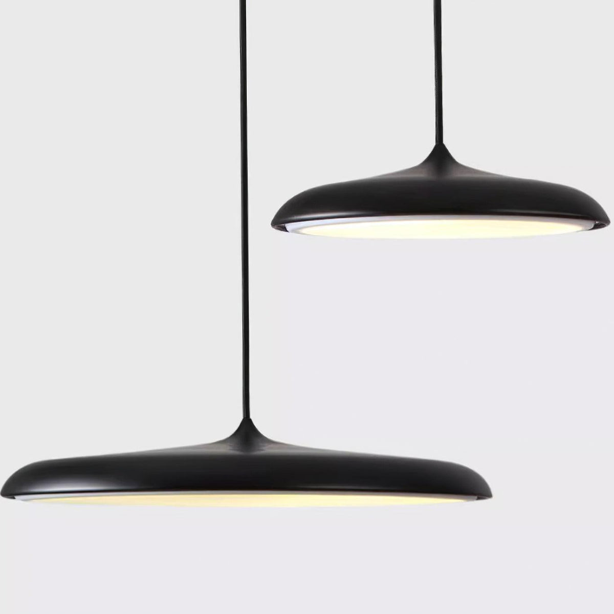 Suspension LED colorée Orik – Dôme macaron en acrylique et métal, 8 coloris