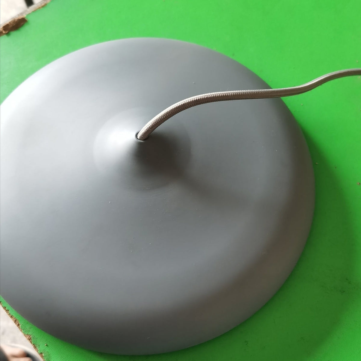 Suspension LED colorée Orik – Dôme macaron en acrylique et métal, 8 coloris