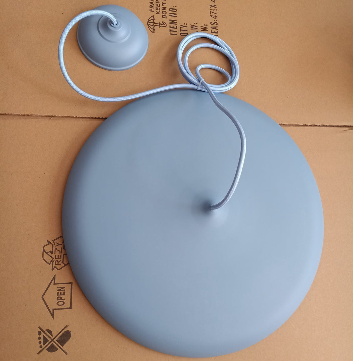 Suspension LED colorée Orik – Dôme macaron en acrylique et métal, 8 coloris