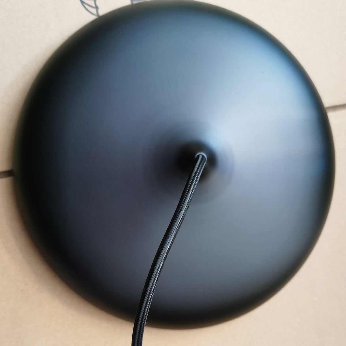 Suspension LED colorée Orik – Dôme macaron en acrylique et métal, 8 coloris