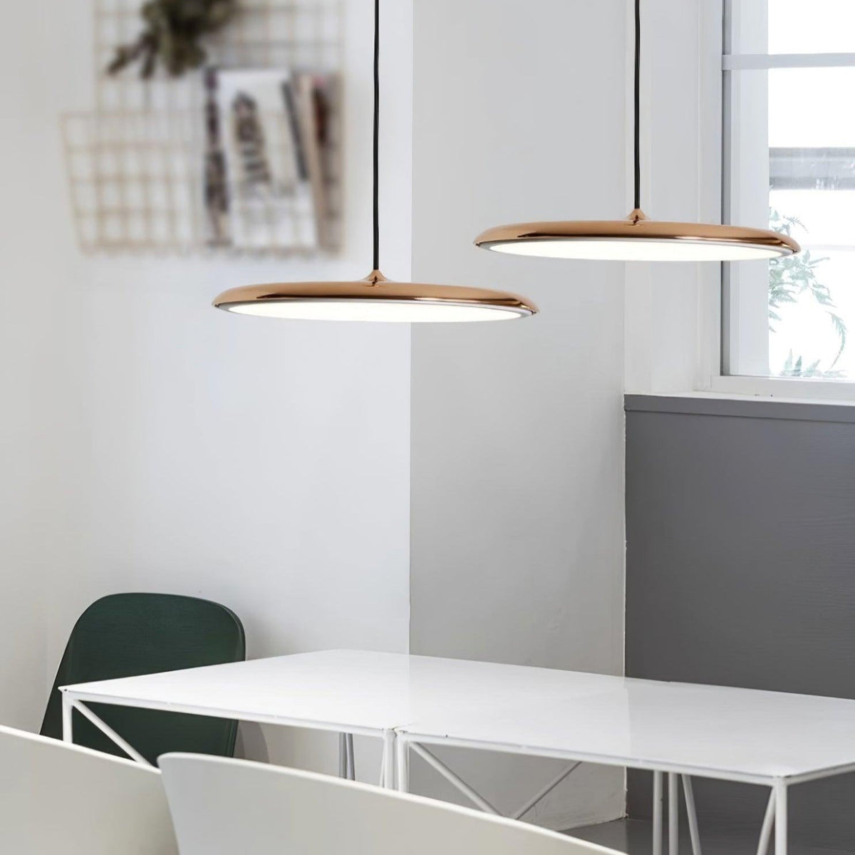 Suspension LED colorée Orik – Dôme macaron en acrylique et métal, 8 coloris