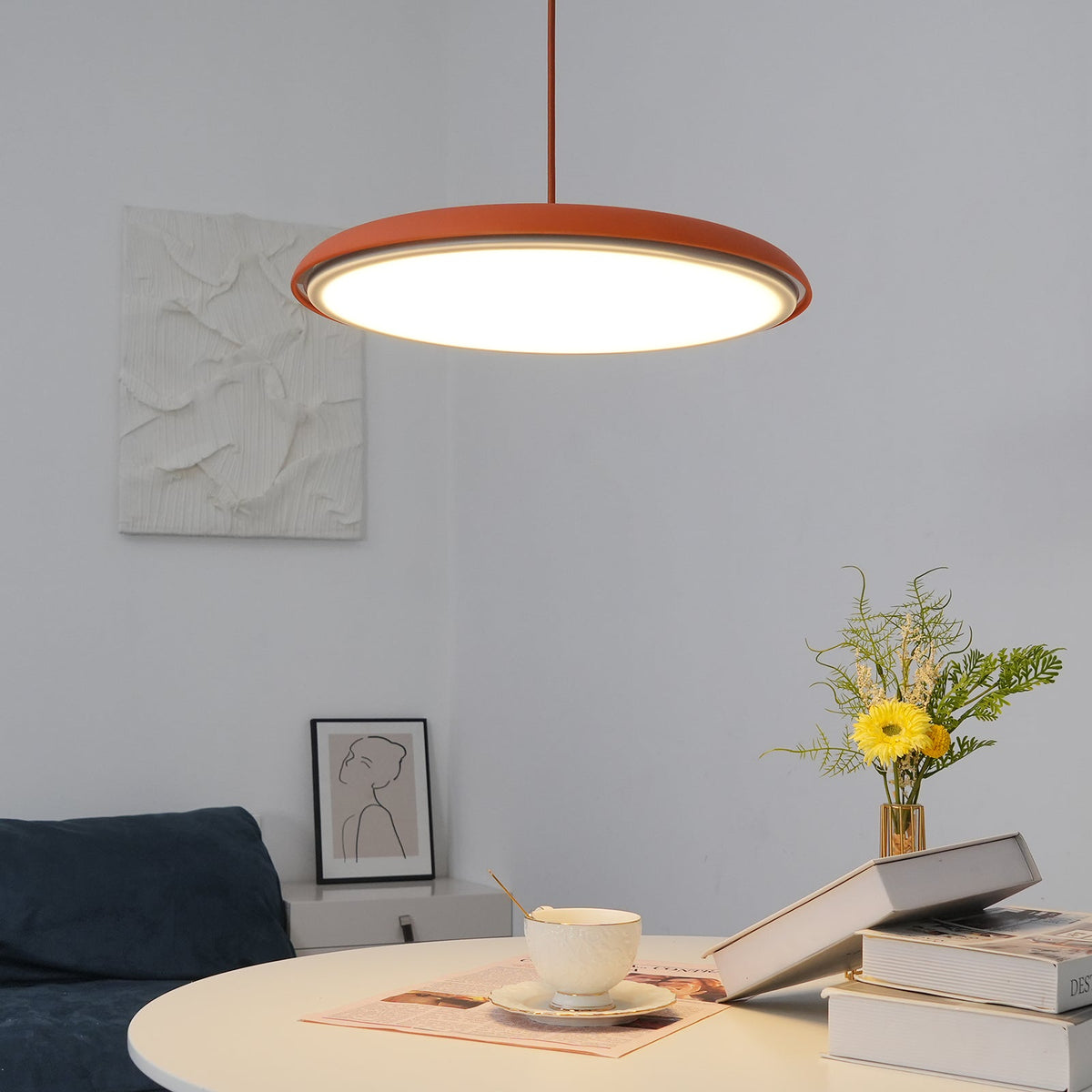 Suspension LED colorée Orik – Dôme macaron en acrylique et métal, 8 coloris