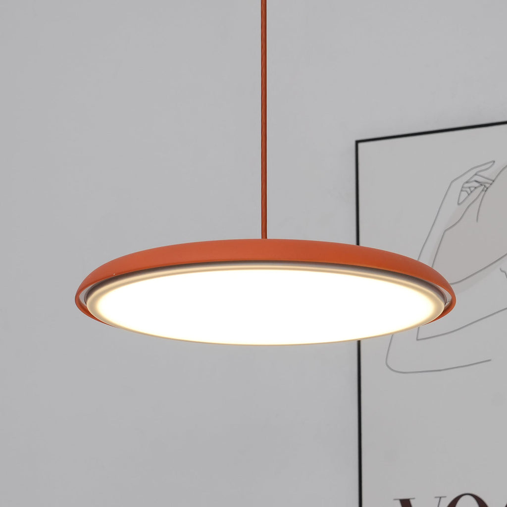Suspension LED colorée Orik – Dôme macaron en acrylique et métal, 8 coloris