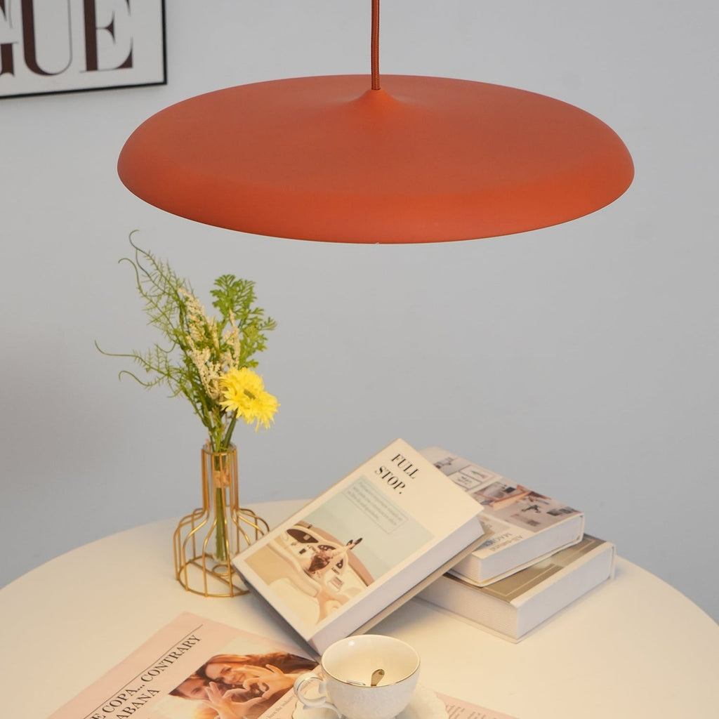 Suspension LED colorée Orik – Dôme macaron en acrylique et métal, 8 coloris