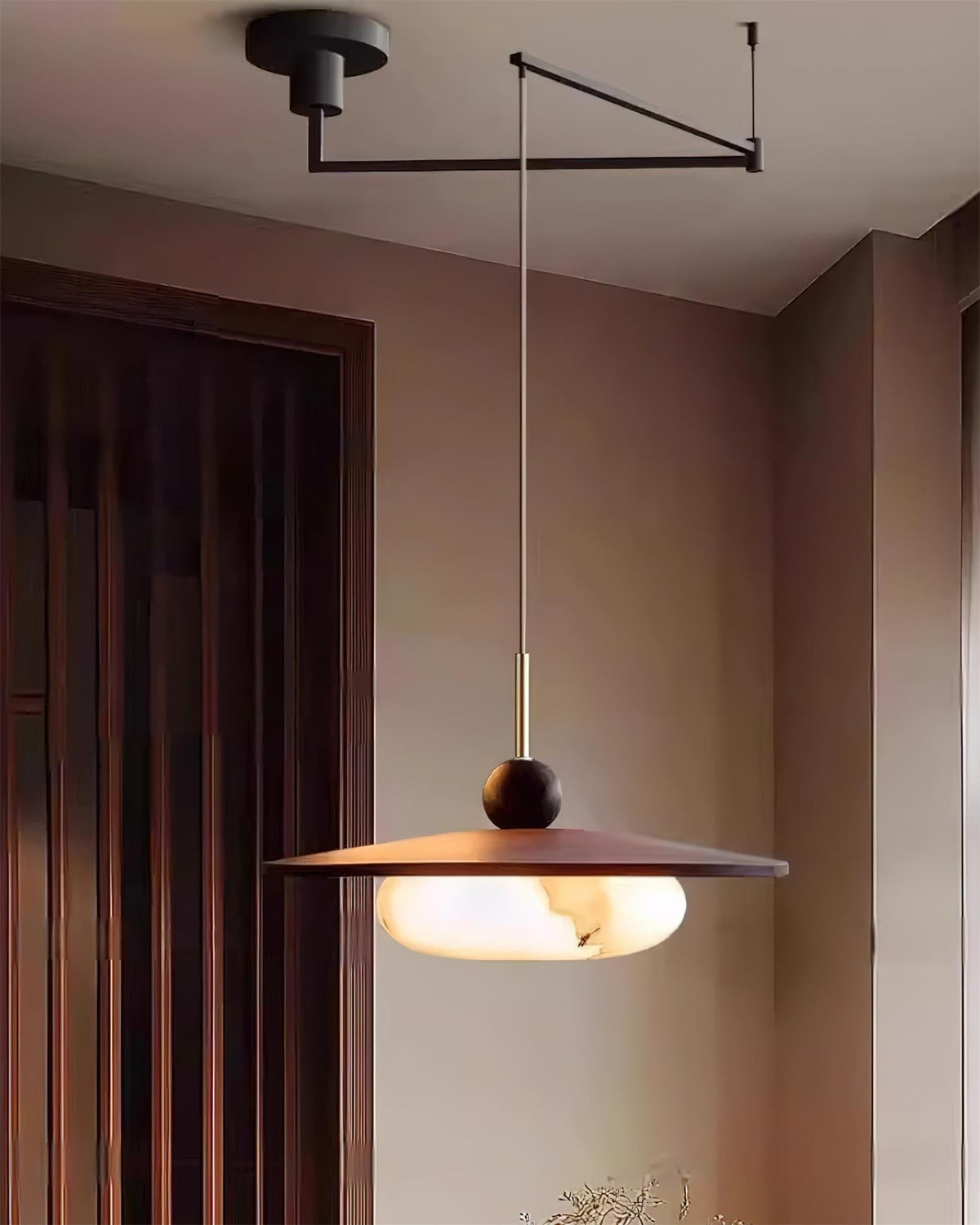 Suspension LED réglable Avione – Abat-jour effet albâtre et finition noyer