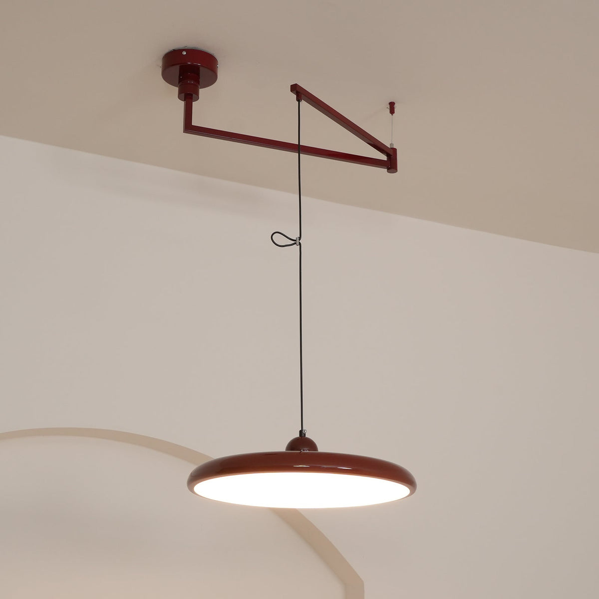 Suspension en métal à bras orientable Flux – Coloris Morandi, LED intégrée