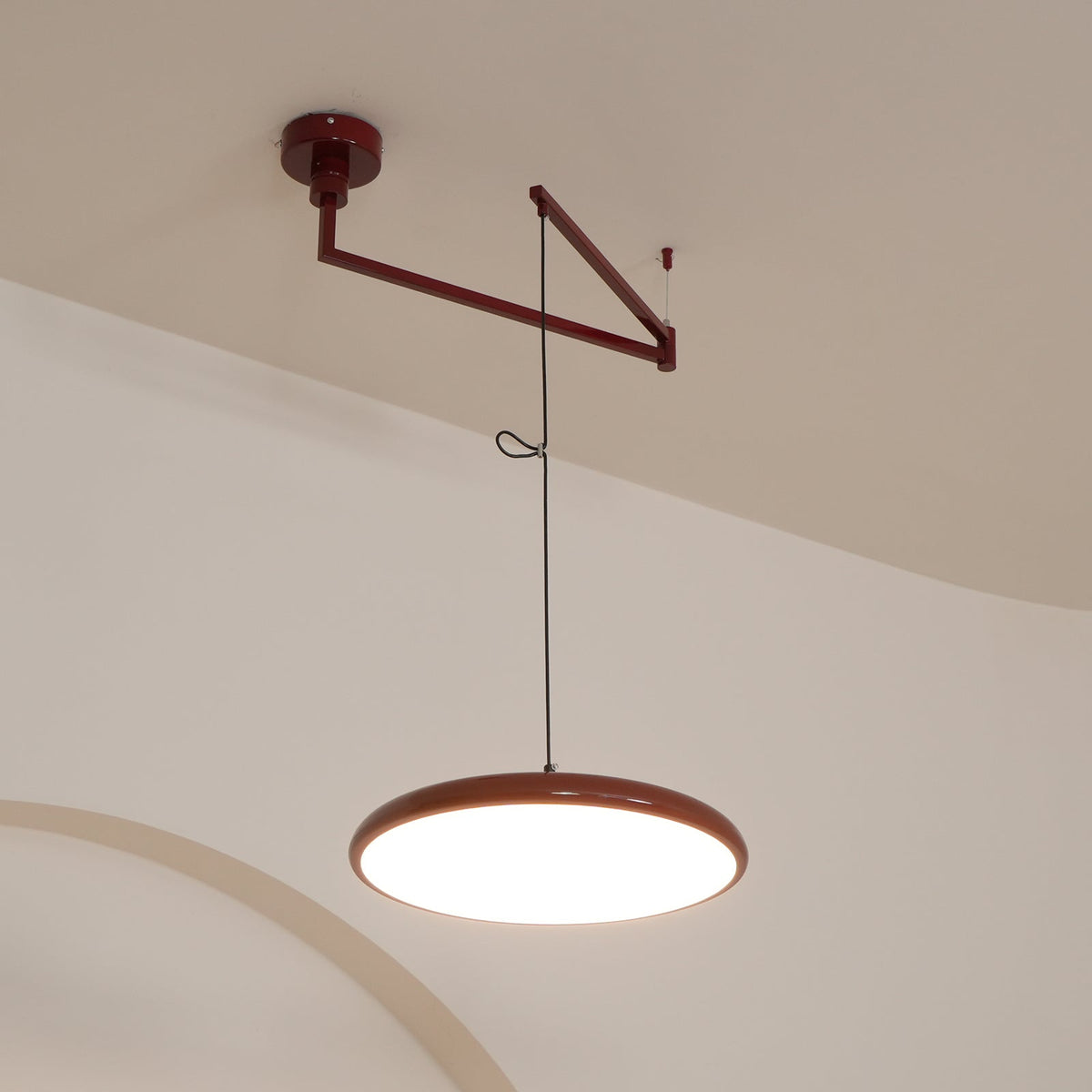 Suspension en métal à bras orientable Flux – Coloris Morandi, LED intégrée