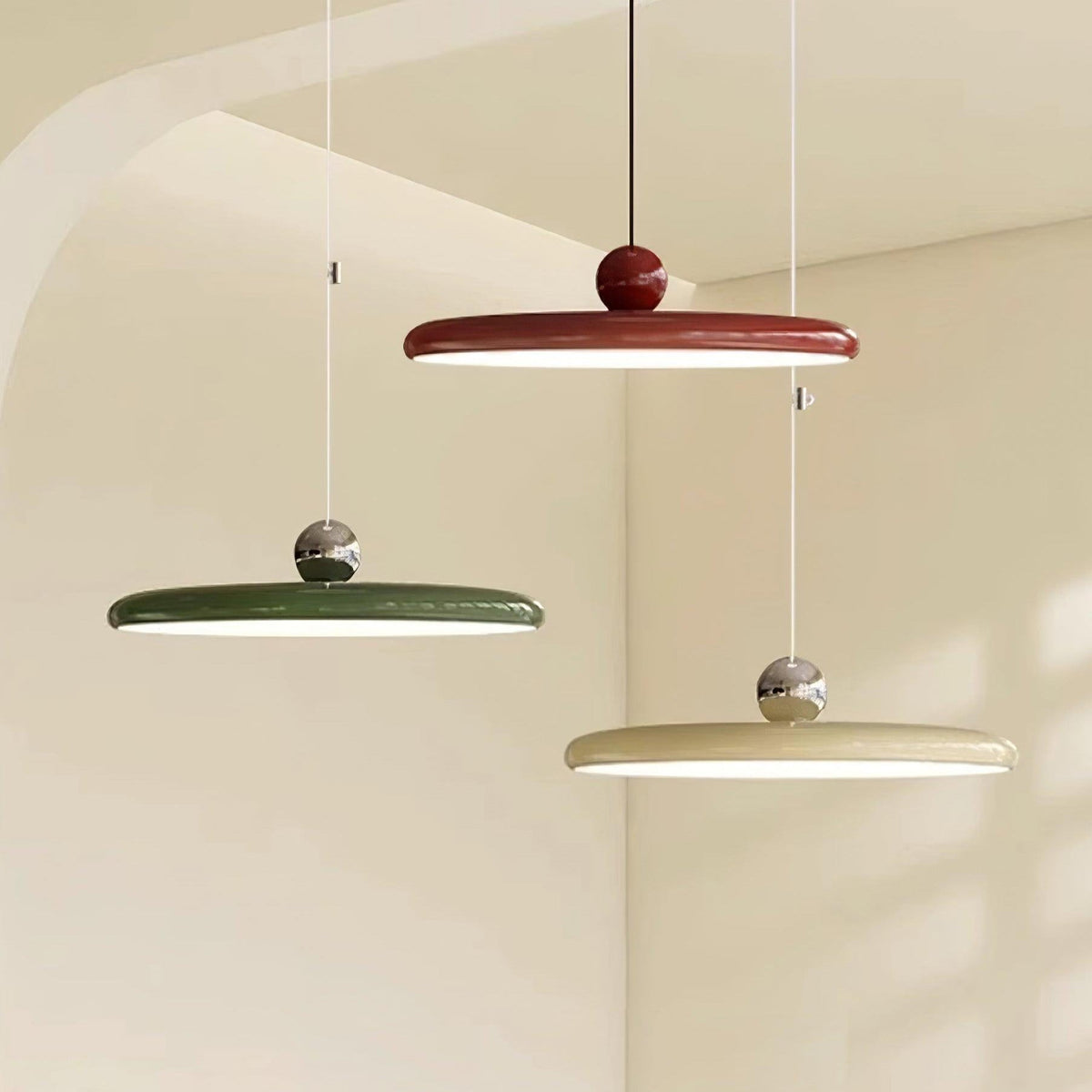 Suspension en métal à bras orientable Flux – Coloris Morandi, LED intégrée