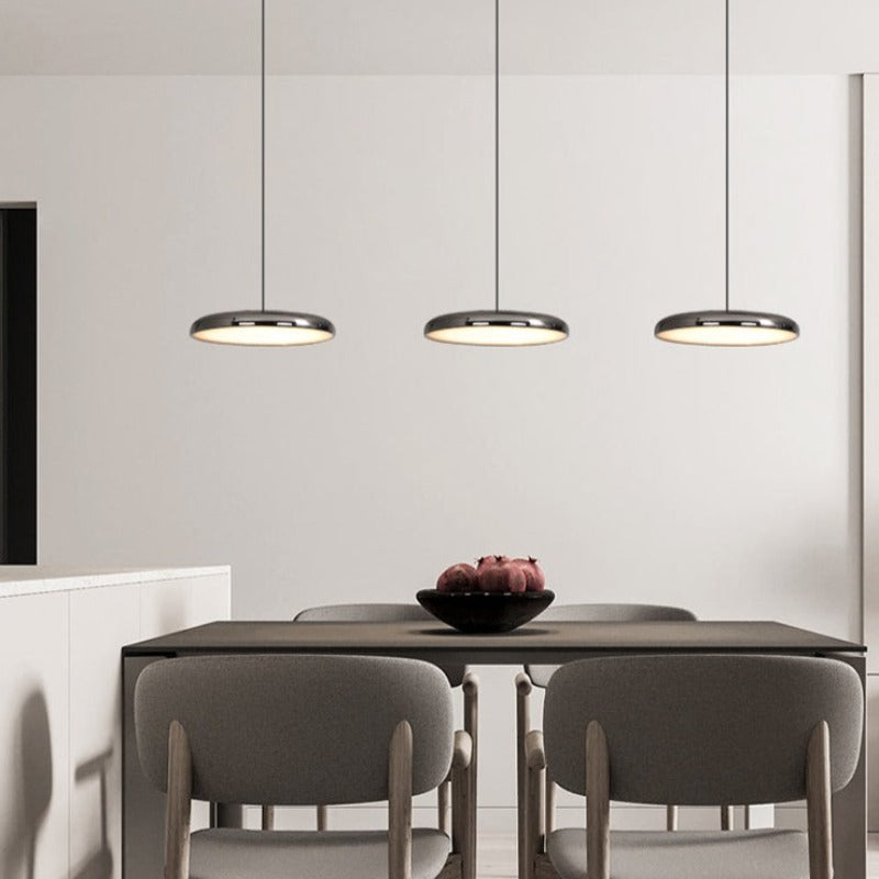 Suspension colorée en métal Aria – Abat-jour acrylique rouge, noir ou argent