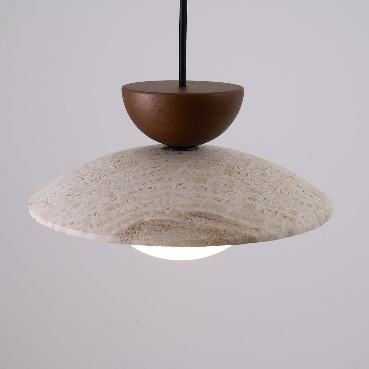 Suspension en travertin Cleo – Luminaire naturel à abat-jour en pierre et bois
