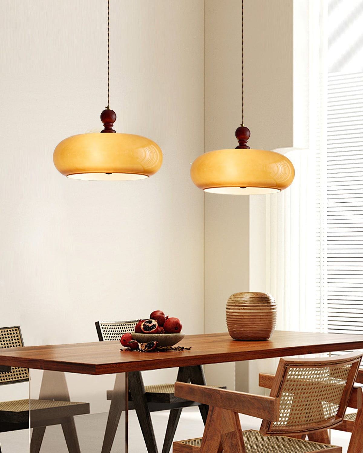 Suspension en verre ambré Eldom – Abat-jour brun et finition noyer, style rétro