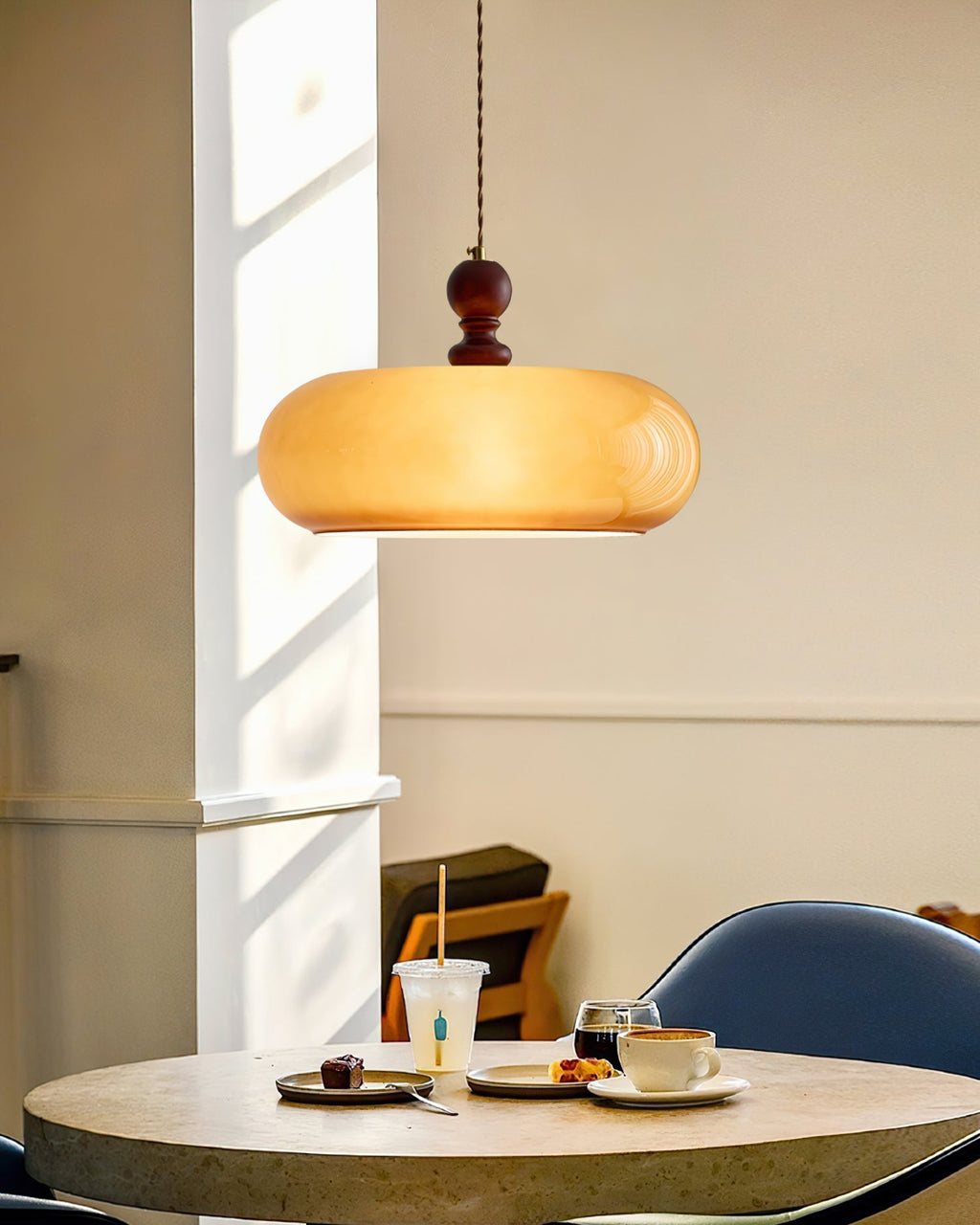 Suspension en verre ambré Eldom – Abat-jour brun et finition noyer, style rétro