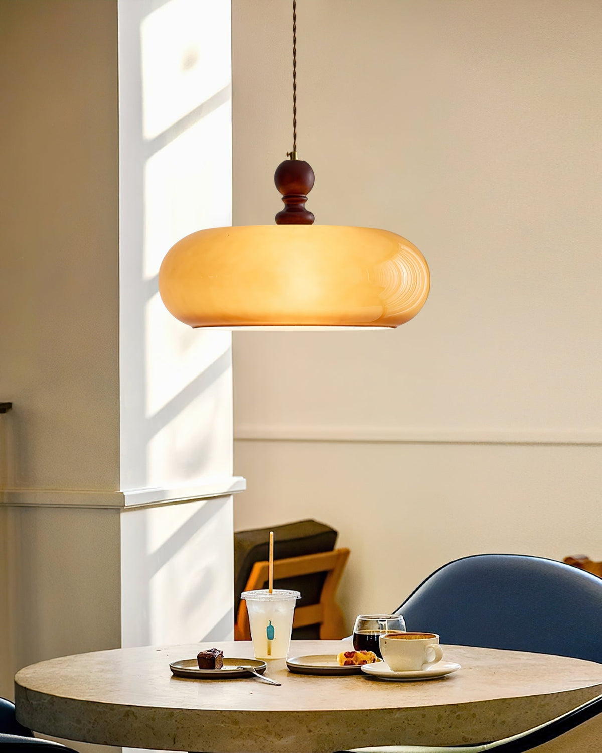 Suspension en verre ambré Eldom – Abat-jour brun et finition noyer, style rétro