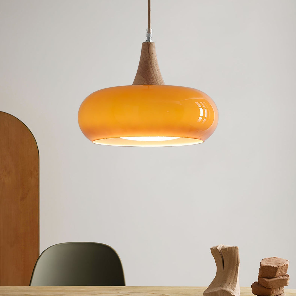Suspension en verre et bois Charlotte – 1 à 3 têtes, globe orange ou blanc