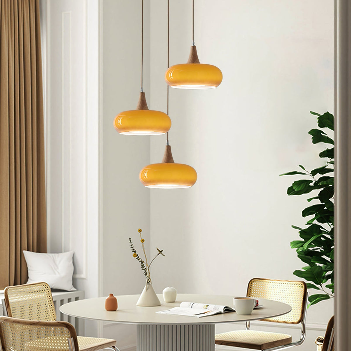 Suspension en verre et bois Charlotte – 1 à 3 têtes, globe orange ou blanc
